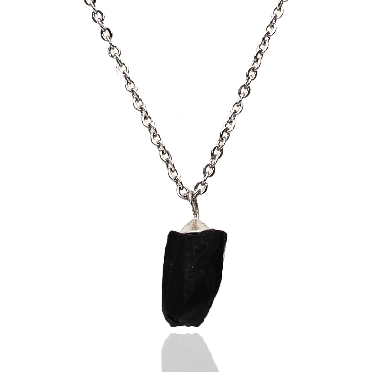 Collar de turmalina negra con cadena plateada sobre fondo blanco
