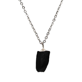 Detalle del dije de turmalina negra con cadena de acero plateado